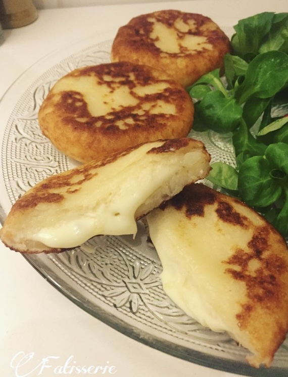 Beignets de pommes de terre fourrés au fromage