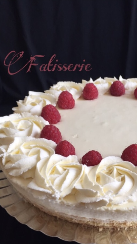 Entremet chocolat blanc et son insert à la framboise